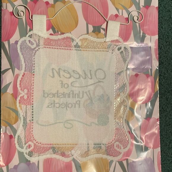 Queen of Unfinished Projects hanging cloth sign with lace border & white hanger - Picture 5 of 10